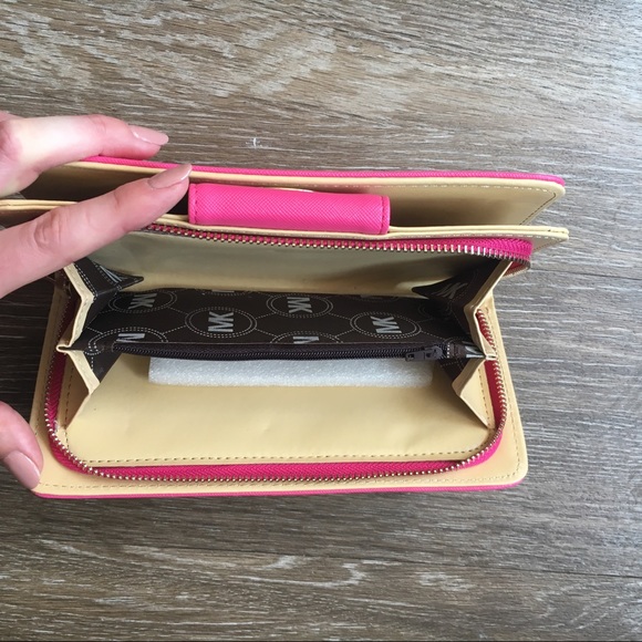 Pink Wallet - Picture 4 of 4